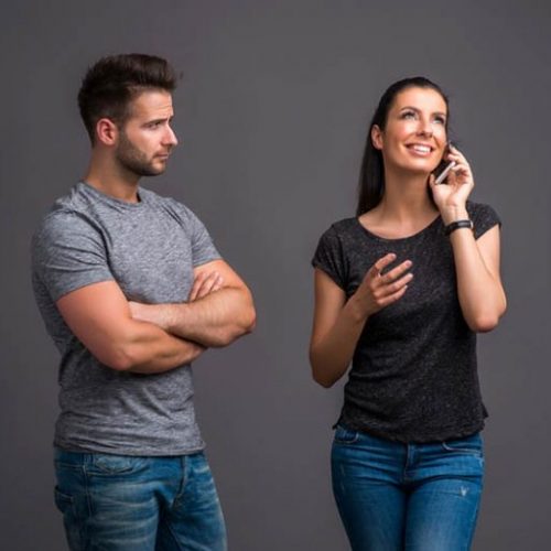 10 body language signs that confirms he likes you