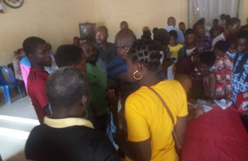 Otuibe and the Ahiazu Mbaise students during the largesse