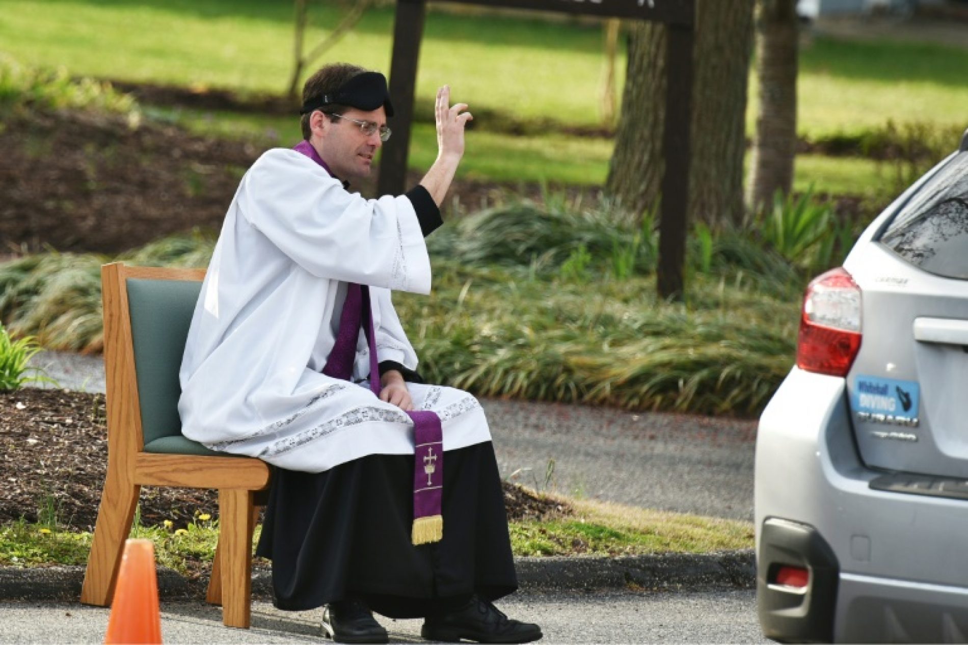 US Priest Offers Drive-through Confessions Amidst Covid-19 Panic, Preventive Measures
