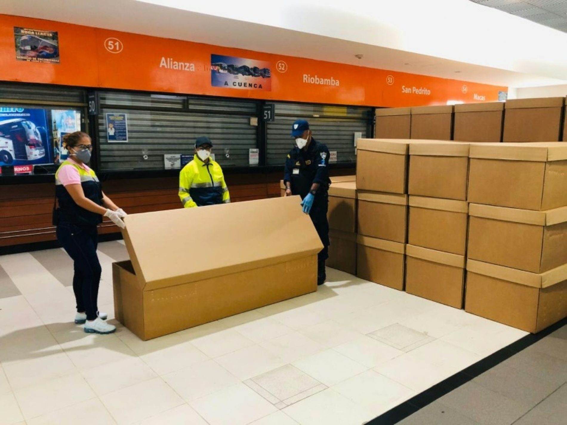Ecuador City Runs Out of Coffins Amid COVID-19 crisis