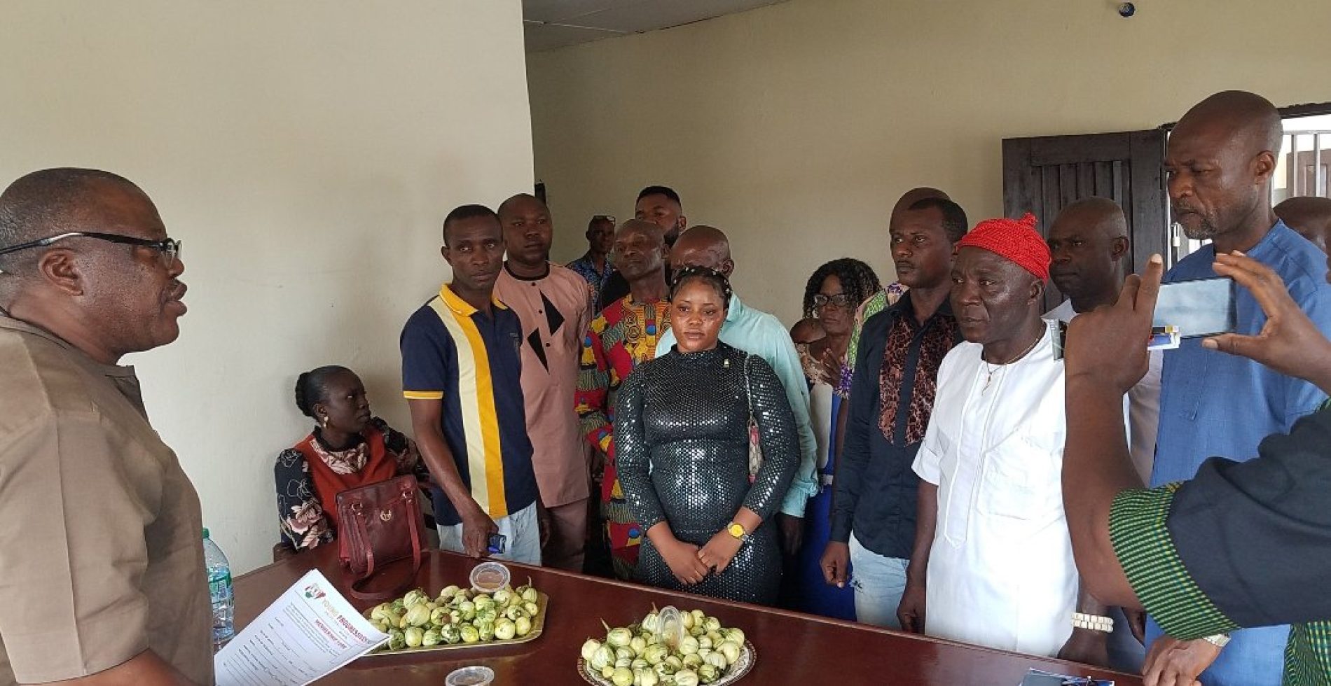 Imo Guber: ZLP Zonal Exco, LG Chairmen Collapse Into YPP<br>…Decries Double Standards of State Chairman