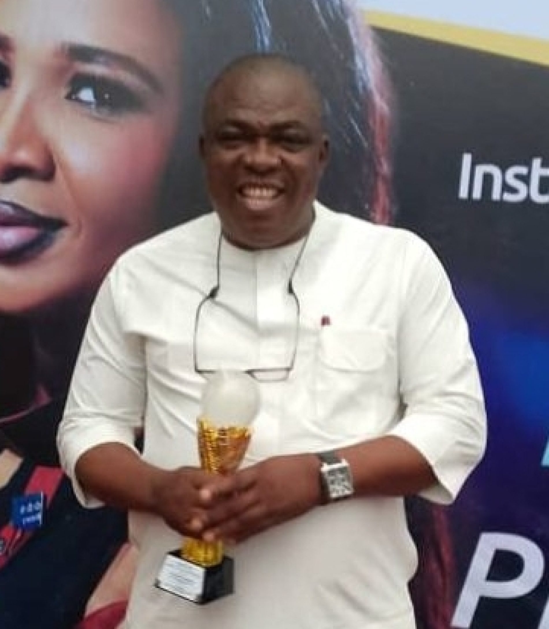 Ohaji/Egbema LG Boss Receives Excellent Service Award from Rotary Club